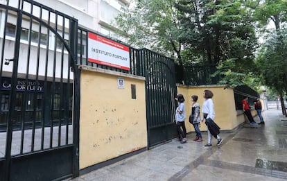 La Comunidad de Madrid retirará preventivamente elementos de amianto detectados en bajantes del sótano del instituto Fortuny, en Madrid.