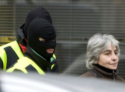 Amparo Lasheras, portavoz de D3M, tras ser detenida por la policía en Vitoria.