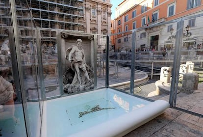 A falta del estanque principal, vaciado, se ha instalado una pequeña bañera para mantener la tradición de tirar una moneda antes de abandonar la Fontana de Trevi.