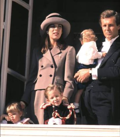 Carolina y Stefano Casiraghi con sus tres hijos en uno de los balcones del palacio de Montecarlo.