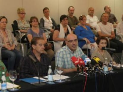 Un momento de la presentación de la iniciativa de las víctimas esta mañana en San Sebastián.