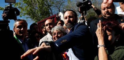 El candidato de Vox, Santiago Abascal, entrando en el Colegio Pinar del Rey a votar esta mañana.