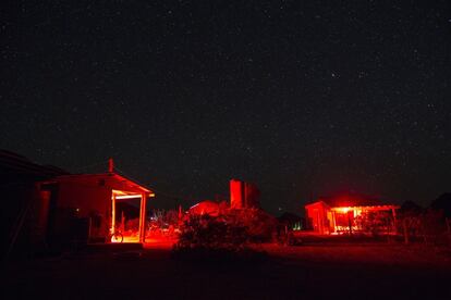 Las estrellas llenan el cielo de Tin Valley Retro Rentals en Terlingua, Texas.