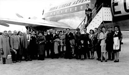 Pasajeros del primer vuelo Madrid-Buenos Aires de Iberia. El niño es Francisco Botas.