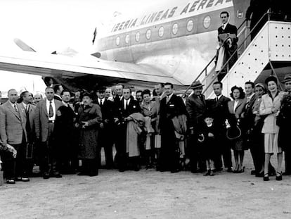 Pasajeros del primer vuelo Madrid-Buenos Aires de Iberia. El ni&ntilde;o es Francisco Botas. 