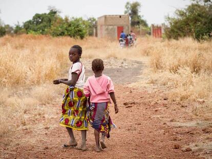  Dos ni&ntilde;as pasean por Beleko, Mali, pa&iacute;s donde la MGF tiene una tasa del 89%.