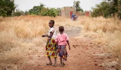  Dos ni&ntilde;as pasean por Beleko, Mali, pa&iacute;s donde la MGF tiene una tasa del 89%.