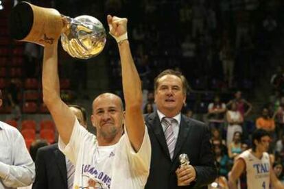 Herreros levanta el trofeo de campeón delante de Maljkovic, el técnico madridista. Al fondo, Scola, del Tau.