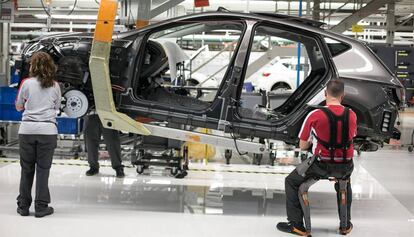 Operarios trabajan en una fábrica de coches.