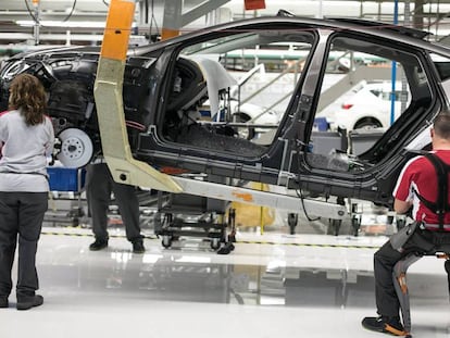 Operarios trabajan en una fábrica de coches.