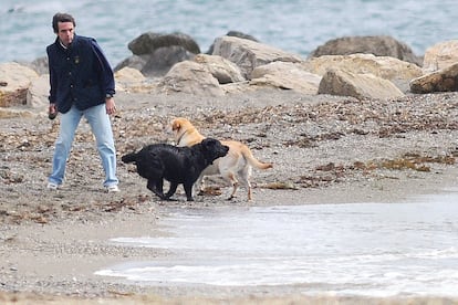 José María Aznar fue visto en la Semana Santa de 2013 paseando con sus mascotas por Marbella (Málaga). El PSOE de la localidad denunció al expresidente del Ejecutivo por llevar a sus perros sueltos y sin bozal.