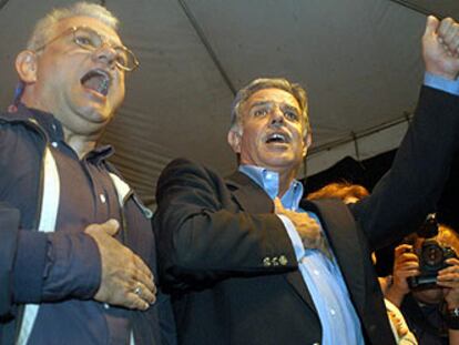 Óscar Berger (derecha), ganador de las elecciones presidenciales de Guatemala, junto a su candidato a la vicepresidencia, Eduardo Stein.