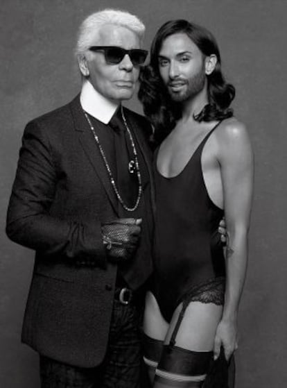 Karl Lagerfeld y Conchita durante la sesión de fotos para el 'CR Fashion Book'.