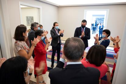 El presidente del Gobierno, Pedro Sánchez, y los miembros de su gabinete aplauden a su llegada a la reunión del Consejo de Ministros tras el acuerdo alcanzado entre los líderes de la Unión Europea para poner en marcha un plan de reconstrucción económica.