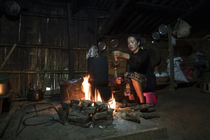 Khamphout, la madre de Kum, es la encargada de cocinar todos los días para la familia.