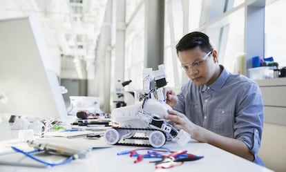 Engenheiro construindo um robô.