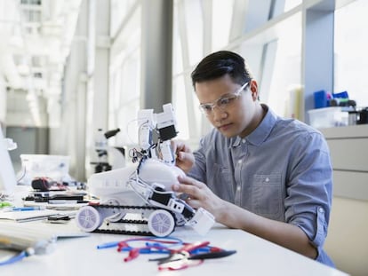 Ingeniero construyendo un robot.