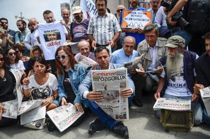 Concentración en apoyo a los periodistas del diario Cumhuriyet procesados por el régimen turco.
