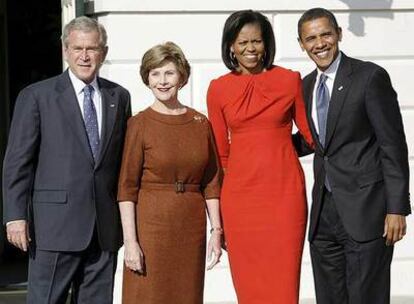 George Bush y su esposa, Laura, posan junto a Michelle y Barack Obama en la entrada de la Casa Blanca