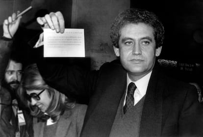 El presidente de la Junta de Andalucía, Rafael Escuredo, muestra su papeleta con el sí, en el referéndum de Andalucía del 28-F de 1980. EFE
