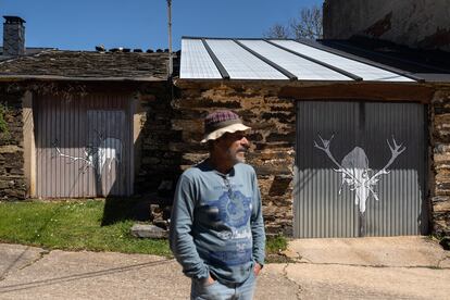 Eloy Martín frente a las puertas decoradas con la silueta del ciervo Carlitos.