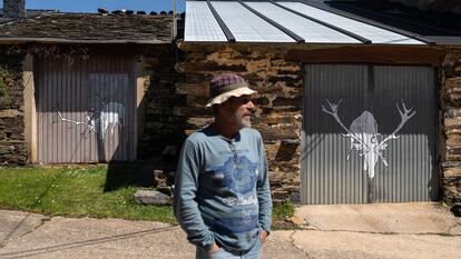 Eloy Martín frente a las puertas decoradas con la silueta del ciervo Carlitos.