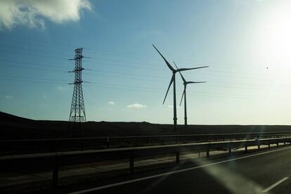 Tendido de la luz y molinos en Fuerteventura