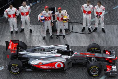 La escudería McLaren ha presentado su nuevo MP4/26 en la Potsdamer Platz de Berlín, al lado del antiguo muro que separó las dos Alemanias, que ha sido montado ante centenares de aficionados para ver el coche que pilotarán los británico Lewis Hamilton y Jenson Button.