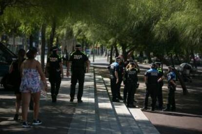 El paso de Joan de Borbó de Barcelona, controlado por agentes municipales, el pasado 29 de julio.