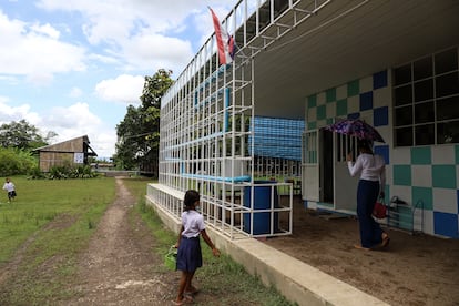 Una profesora y un grupo de alumnos caminan en el exterior de un Centro de Aprendizaje para Migrantes en Mae Sot, en Tailandia.