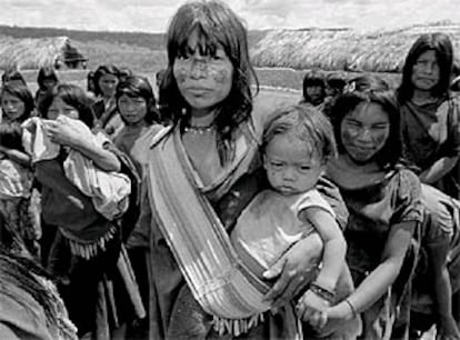 Una india ashaninka, en un campo de refugiados en una base militar de la selva peruana.