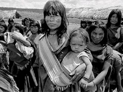 Una india ashaninka, en un campo de refugiados en una base militar de la selva peruana.