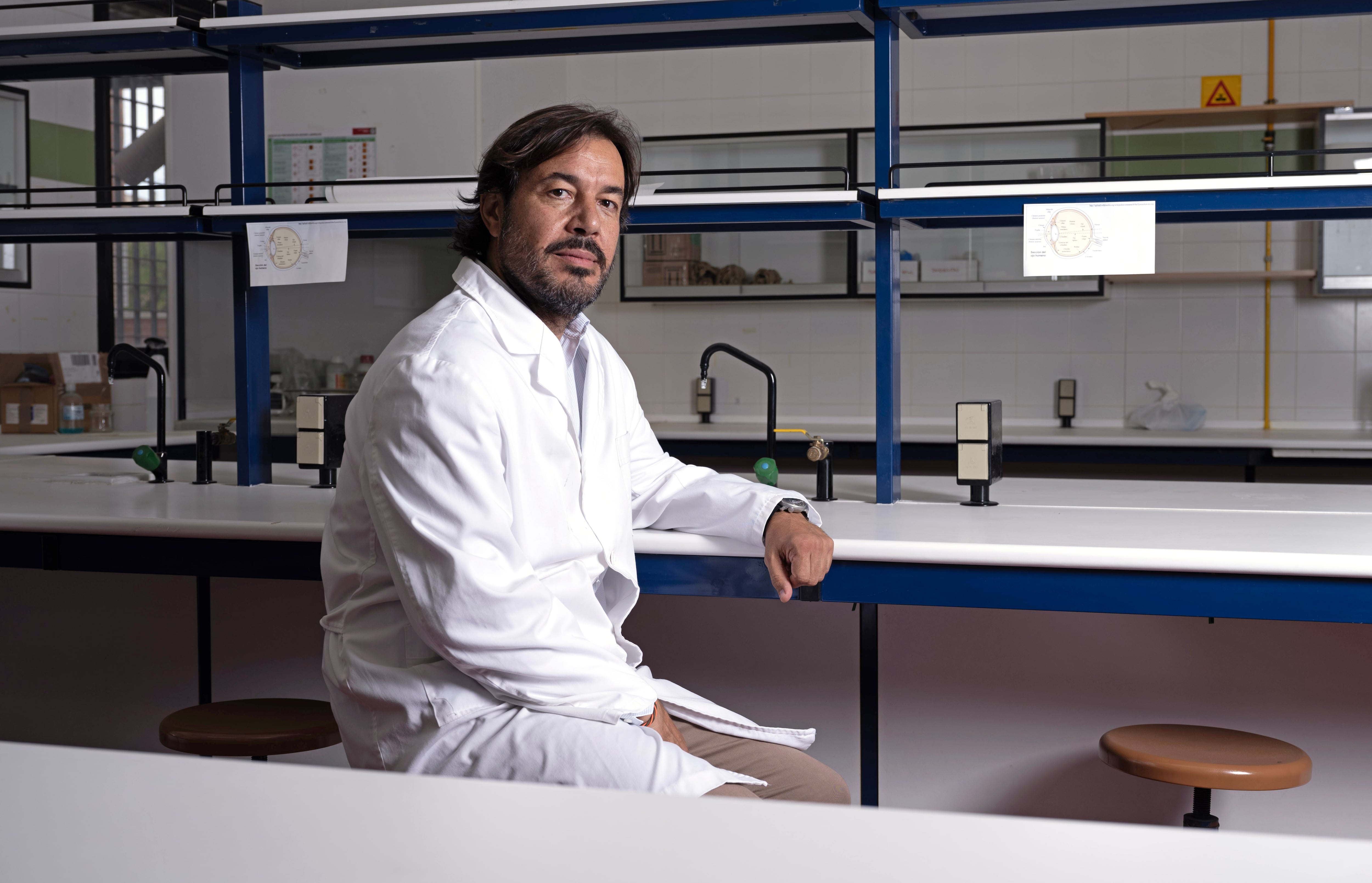 Miguel Motas, en un laboratorio de la Universidad de Murcia. 
