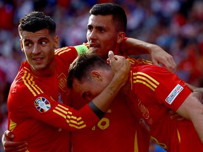 Morata, Rodri y Fabián Ruiz celebran un gol.