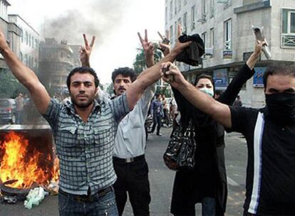 Jóvenes seguidores de Musaví se manifiestan en las calles de la capital iraní.