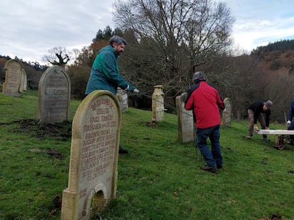 Miembros de la asociación Capitán Gosende colocan una de las lápidas del cementerio, en una imagen cedida por el colectivo.