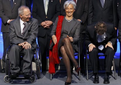 Los ministros de Finanzas de Alemania, Wolgang Schäuble (izquierda), Francia, Chistine Lagarde y el secretario del Tesoro de EE UU, Timothy Geithner, mirando al suelo.