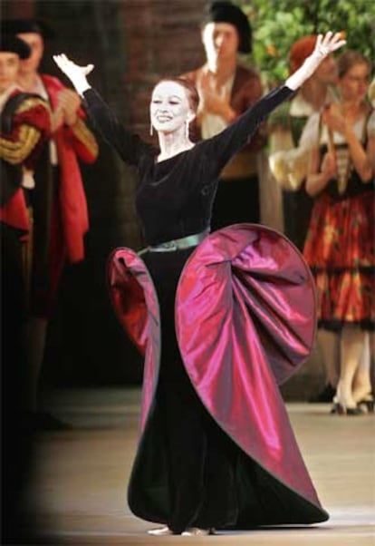 Maya Plisetskaya saluda a los asistentes al final del homenaje.