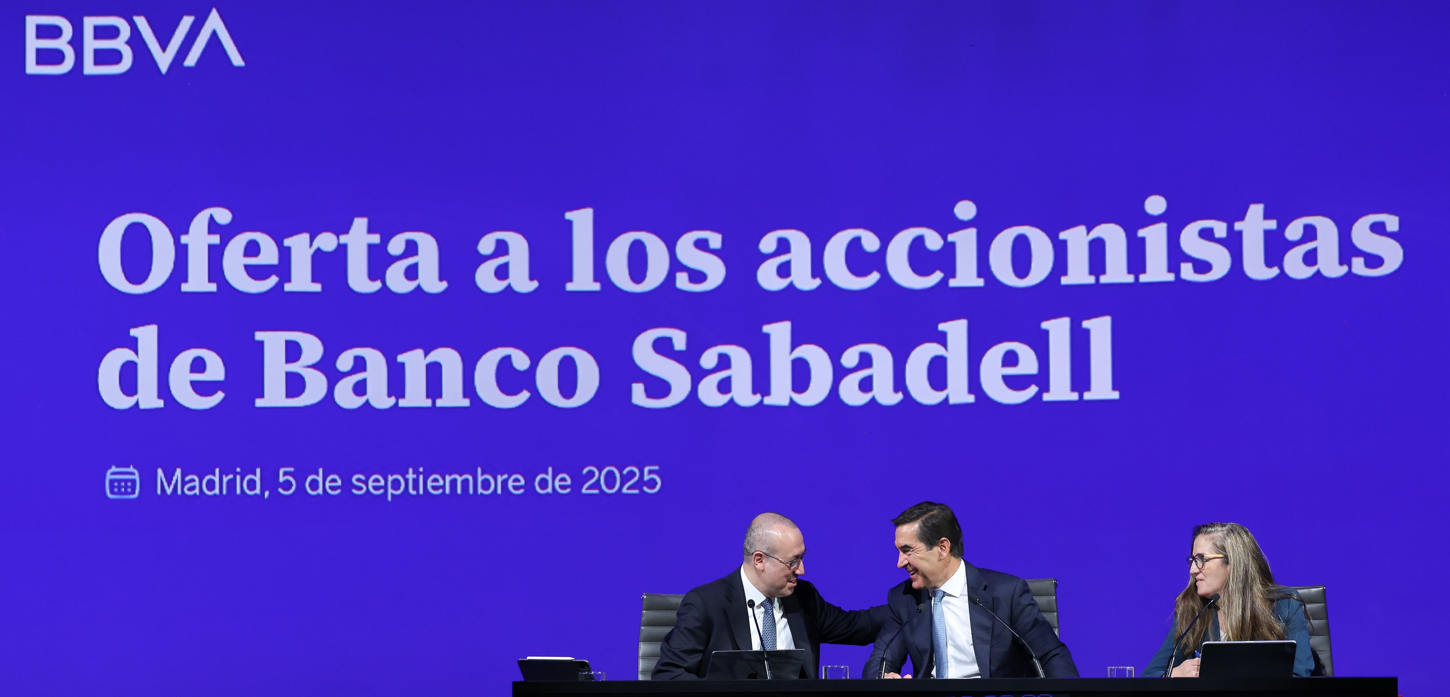 Carlos Torres Vila (Presidente), Onur Genç (CEO) y Paula Puyoles (Comunicación), durante la rueda de prensa, el 5 de septiembre de 2025.