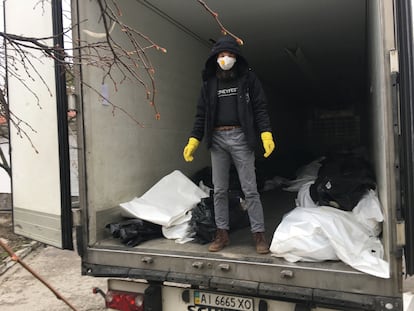 Krolikovski, durante los días que estuvo de voluntario en la morgue.