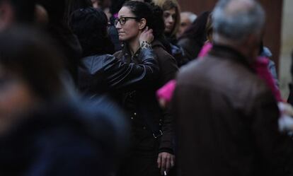 La madre de la niña recibe el pésame el día del entierro.