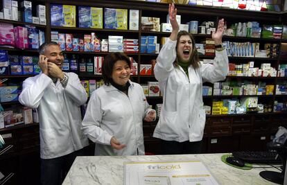 Empleados de una farmacia de Valencia celebran el cuarto premio el 22 de diciembre de 2009.