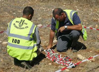Artificieros buscan y analizan bombas de racimo cerca de la ciudad libanesa de Majdal Selem, tras la guerra de Israel con Hezbolá en 2006.