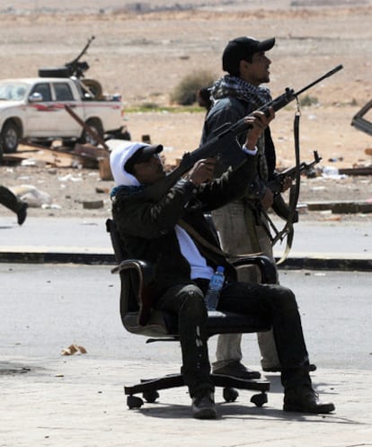 Un par de sublevados dispara contra un avión de las fuerzas de Gadafi a la entrada de un pozo petrolífero en Ras Lanuf.