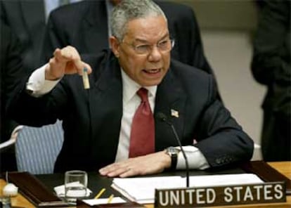 Colin Powell muestra un envase que supuestamente contiene antrax para ilustrar su intervención ante el Consejo de Seguridad.