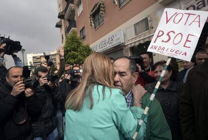 La candidata socialista a la Presidencia de la Junta de Andaluc&iacute;a, Susana D&iacute;az, saluda a un hombre a su llegada a C&oacute;rdoba, donde ha mantenido un encuentro con colectivos en el &uacute;ltimo d&iacute;a de la campa&ntilde;a.