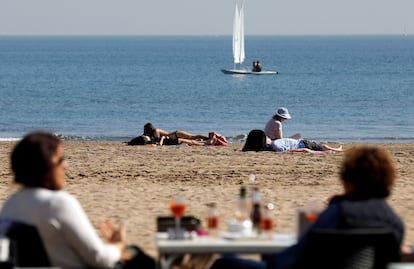 Varias personas en la playa de la Malvarrosa, Valencia, en febrero.