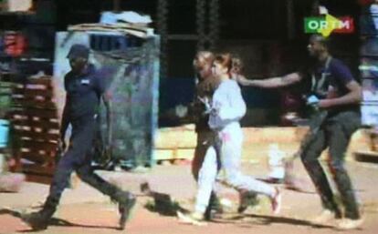 Las fuerzas de seguridad de Malí liberan a uno de los rehenes del hotel Radisson.