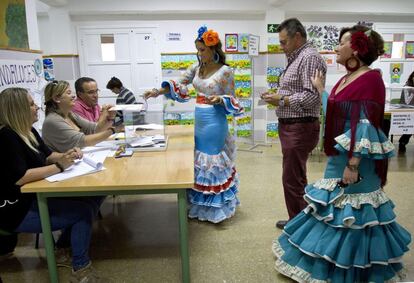  Una mujer vestida de flamenca ejerce su derecho a voto en un colegio electoral de El Puerto de Santa Mar&iacute;a en el que hoy coinciden las elecciones con el &uacute;ltimo d&iacute;a de feria. 