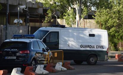 Un furgón de la Guardia Civil entra en la Audiencia Nacional. 